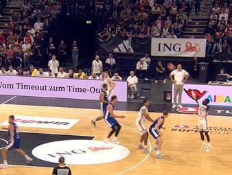 Die deutsche Basketball-Nationalmannschaft trifft im Halbfinale des Supercups in Hamburg auf Tschechien. Gegen den krassen Außenseiter tun sich Dennis Schröder und Co. in der ersten Hälfte schwer - drehen dann aber mächtig auf!
