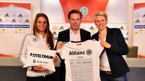 Melanie Leupolz (l.) und Doris Fitschen (r.) präsentieren das Trikot mit den Fan-Botschaften