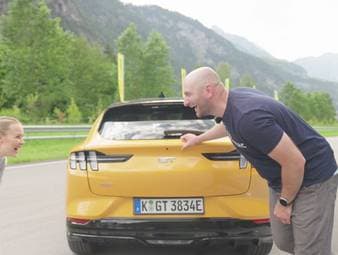 Ist Wasserstoff das nächste große Ding? Wir testen ein Auto, bei dem nur Wasser aus dem Auspuff kommt – der Toyota Mirai 2. Neben der Probefahrt des weltweit ersten Elektrokombis testet
Rennfahrerin Laura-Marie Geissler mit Chris die Neuauflage einer Ikone. Der Mustang Mach E muss sich auf der Rennstrecke beweisen.