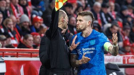 Robert Andrich (r.) verliert mit Bayer in Berlin