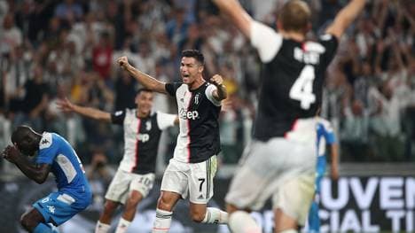 Kalidou Koulibaly (l.) besiegelte mit seinem Eigentor die Neapel-Pleite in Turin