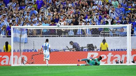 Lionel Messi lupfte den Elfmeter an die Latte