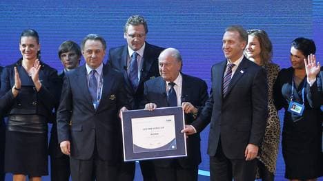 Die russische Delegation und Sepp Blatter (m.) bei der Verkündung des Veranstalters der WM 2018