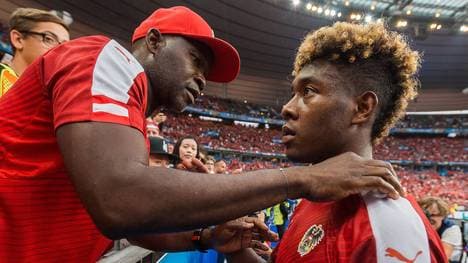 David Alaba (l.) mit seinem Vater George bei der EM in Frankreich