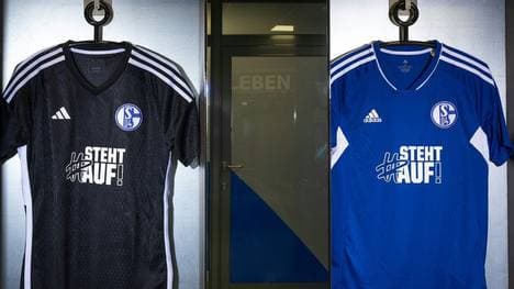Schalke 04 läuft gegen Wolfsburg mit Sondertrikots auf