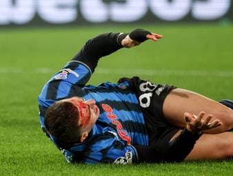 Stürmer zeigt Wunden nach Bensebainis Tritt