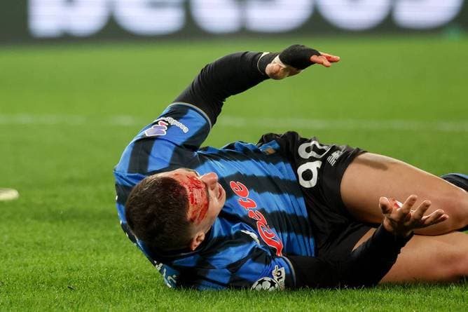 Stürmer zeigt Wunden nach Bensebainis Tritt