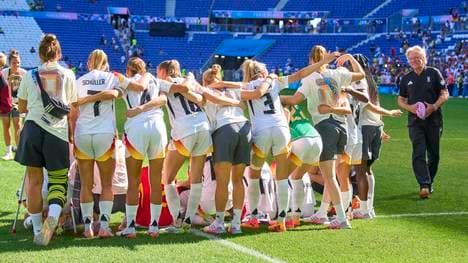 Horst Hrubesch (r.) führte die DFB-Frauen zu Olympia-Bronze