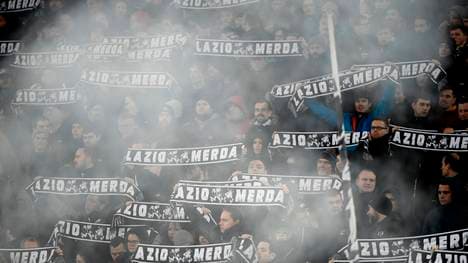 FBL-EUR-C3-LAZIO-FRANKFURT-FANS Beim Europa League-Auswärtsspiel bei Lazio Rom fielen Eintracht-Fans durch Beleidigungen und Pyrotechnik auf