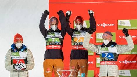 Costantin Schmid, Pius Paschke, Markus Eisenbichler und Karl Geiger (v.l.) holten im Teamspringen Silber