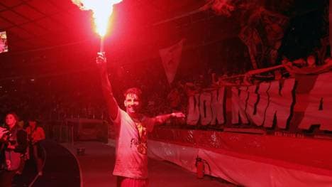 Szoboszlai mit Begalischem Feuer im Olympiastadion