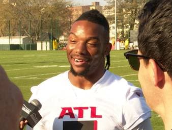 Die Spieler und Trainer der Atlanta Falcons werden bei ihrer Deutschland-Reise gefragt, ob sie schon mal einen Döner gegessen haben. Einer entpuppt sich als Fan.