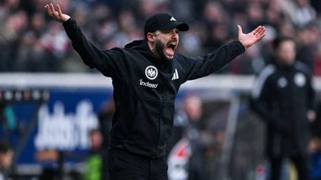 Unter Frankfurts Interimstrainer Dennis Schmitt geht der freie Fall der Eintracht ungebremst weiter! 