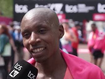 Der Kenianer Sebastian Sawe begeistert London mit einer historischen Leistung. Der 31-Jährige läuft einen offiziell anerkannten Marathon unter zwei Stunden und stellt damit einen neuen Weltrekord auf. Nie zuvor konnte ein Mensch einen Marathon in unter zwei Stunden laufen.