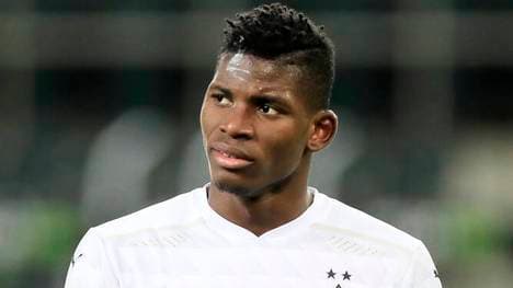 Breel Embolo sitzt gegen den BVB auf der Bank