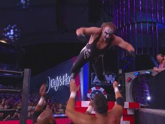 Bei AEW Double or Nothing bestreitet Wrestling-Legende Sting sein erstes Match vor Publikum seit seinem WWE-Aus - die Gegner Ethan Page und Scorpio Sky bekommen sogar eine Flugaktion des 62-Jährigen ab.