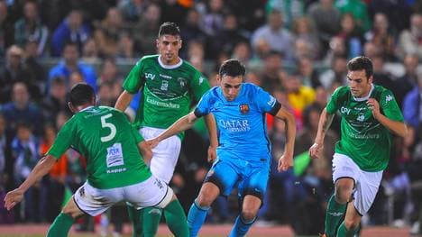 Barcas Munir el Haddadi (M.) umringt von drei Villanovense-Spielern