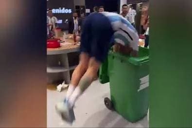 Hechtsprung in Mülltonne! Argentiniens irre Kabinen-Party