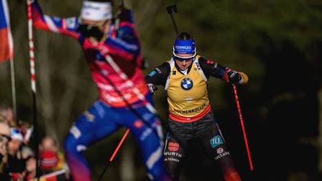 Franziska Preuß (r.) in der Verfolgung von Lou Jeanmonnot