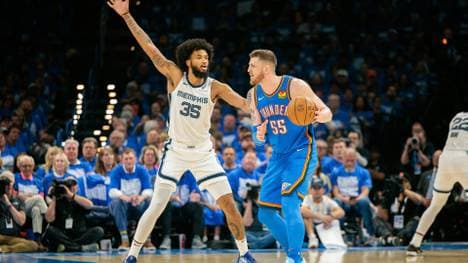 Isaiah Hartenstein im Duell mit dem Grizzlies