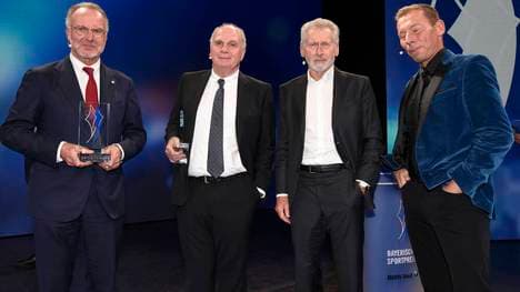 Uli Hoeneß (2.v.l.) und Paul Breitner (2.v.r.) haben sich versöhnt