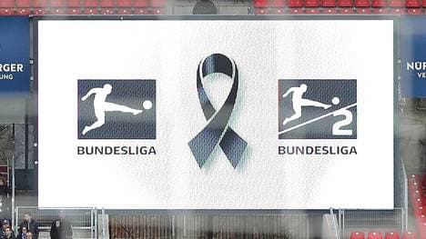 Logos der Bundesliga und der 2. Bundesliga mit Trauerflor