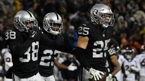 Denver Broncos v Oakland Raiders