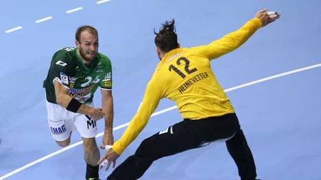 Silvio Heinevetter (r.) steht mit den Füchsen Berlin nach einem Sieg gegen Göppingen im EHF-Cup-Finale