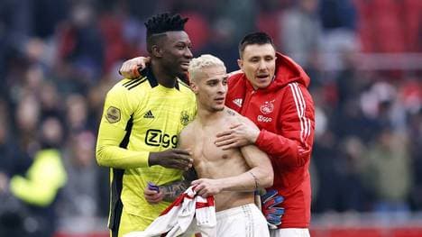 Andre Onana (l.) ist vor Kameruns WM-Qualifikations-Spiel in einen Autounfall verwickelt (Archivfoto)