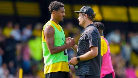 Sébastien Haller (l.) im Zweigespräch mit Trainer Edin Terzic