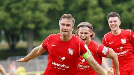 Tobias Fölster fliegt wegen einer Notbremse vom Platz