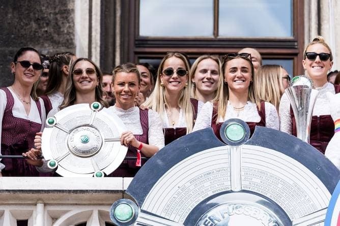 Bayern-Frauen feiern Double-Party in München