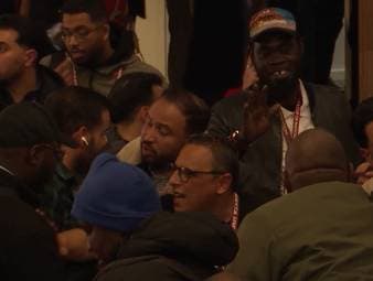 Zwei Journalisten der kontrahierenden Länder gerieten im Presseraum aneinander. Die anschließende Pressekonferenz wurde abgebrochen.