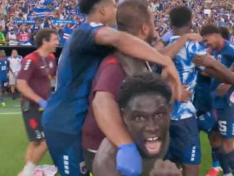 Nach dem 0:0 gegen Saudi-Arabien müssen die Spieler von Kap Verde nach dem Abpfiff noch zittern und erfahren dann über das Handy von der WM-Sensation.